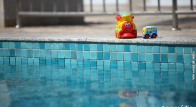 Crian&ccedil;a de 3 anos se afoga em piscina de casa e &eacute; internada em estado grav&iacute;ssimo 
