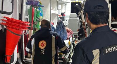Jovem &eacute; baleado e pula muro para invadir casa em MS