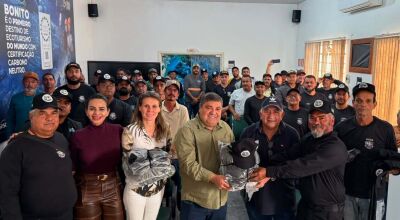 Prefeitura entrega novos uniformes &agrave; Vigil&acirc;ncia Patrimonial