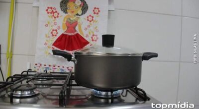 Filhos batem com panela na cabe&ccedil;a da m&atilde;e para se defender de agress&otilde;es 