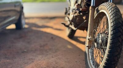 Ladr&otilde;es apontam arma para mulher e roubam motocicleta 