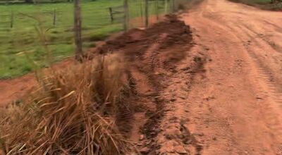 Prefeito acompanha cascalhamento da estrada que liga a fazenda ao Assentamento Santa L&uacute;cia