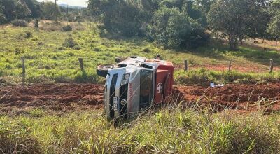 Pneu de ambul&acirc;ncia estoura e ve&iacute;culo capota em MS