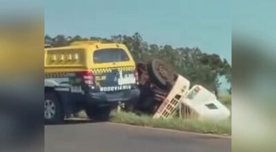 Caminh&atilde;o tomba e motorista morre preso nas ferragens em MS