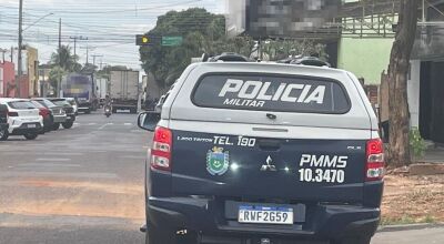 Homem se masturba e urina no meio da rua