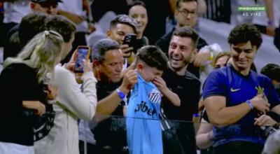 Garotinho corintiano sai escoltado pela PM ap&oacute;s presente de Neymar
