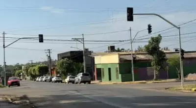 Novo sem&aacute;foro &eacute; instalado no cruzamento das ruas 29 de Maio e das Flores