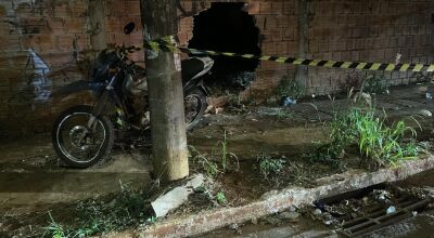 Motociclista morre ao desviar de cachorro e bater contra muro 