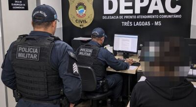 Mulher pede socorro &agrave; m&atilde;e ao ser trancada casa pelo companheiro 