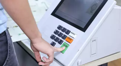 Elei&ccedil;&otilde;es terminam com pris&otilde;es, compra de votos e morte de eleitora 