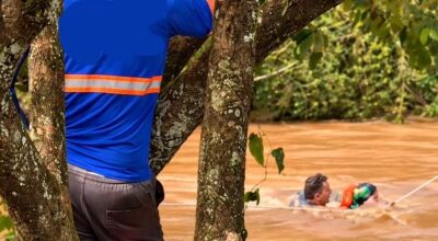 Policial de folga enfrenta correnteza e resgata casal ap&oacute;s barco virar  