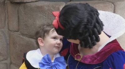 Na Disney, garotinho autista se apaixona pela Branca de Neve e comove a internet