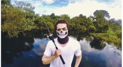 “Mascarado”, Luan Santana pesca no Pantanal