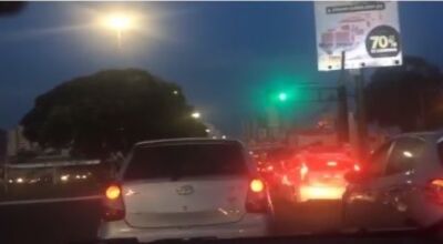 Motorista &eacute; esfaqueado no queixo ap&oacute;s negar dinheiro a 'pedinte' em sem&aacute;foro