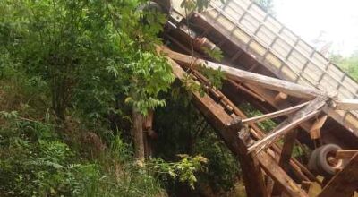 Ponte n&atilde;o suporta peso de caminh&atilde;o boiadeiro e desaba