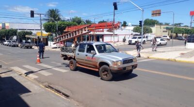 Caminh&atilde;o transportando m&aacute;quina danifica fios de sem&aacute;foro em Bonito (MS)