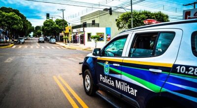EM BONITO: homem mostra &oacute;rg&atilde;o genital e urina em frente a com&eacute;rcio lotado de pessoas