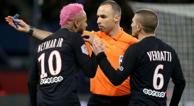Neymar se revolta ap&oacute;s levar cart&atilde;o por drible