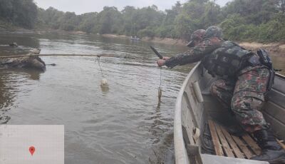 PMA apreendem petrechos ilegais e acompanham pescador soltar peixe acima da medida no rio Miranda