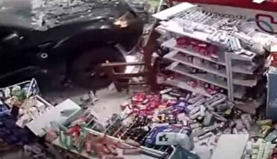 VÍDEO: Turista perde controle da caminhonete e invade farmácia no Centro de Bonito