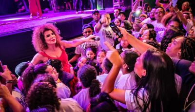 Vanessa da Mata desce de palco para cantar com coral infantil que viajou 300 km para ver artista