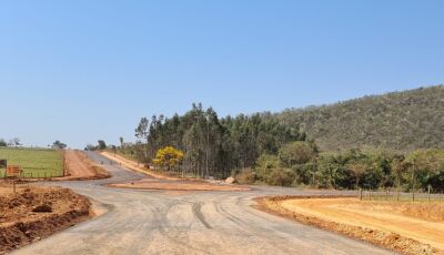 Em Bonito, rodovia que dá acesso a balneários tem 2 quilômetros prontos para receber asfalto