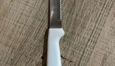 Mulher mata marido na frente de filho com faca de serra em MS