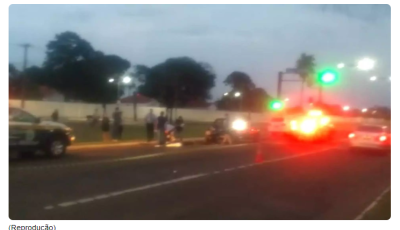 VÍDEO mostra momento em que motociclista bate em carro e morre na Duque Caxias