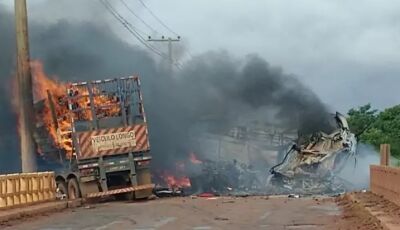 TRAGÉDIA: Caminhões explodem após baterem de frente e motoristas morreram carbonizados 