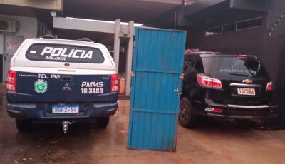 PM do 2 GPM Flagra homem carregando porta do ginásio Manesão e prende homem por furto
