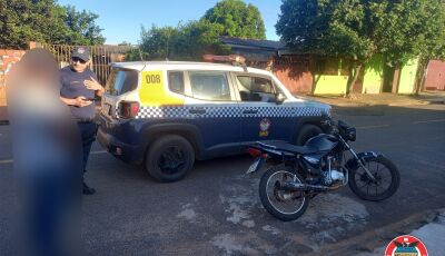Sem capacete, sem CNH e embriagado homem é preso conduzindo motocicleta em Bonito