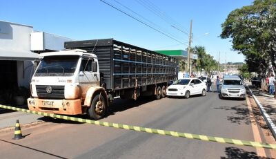 Caminhão boiadeiro desgovernado mata mulher no centro de cidade de MS