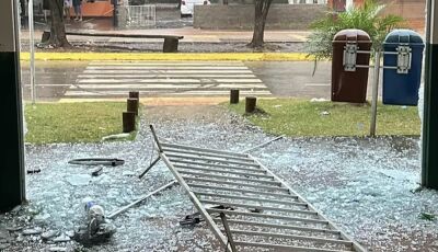 Vândalo destrói portas de vidro de prédio público em Bodoquena