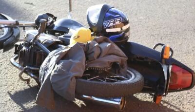 Adolescente de 17 anos morre após bater moto em placa de sinalização 