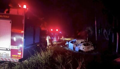 Jovem morre após carro bater em árvore em rodovia de MS