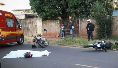 Colisão entre motos mata mulher de 57 anos