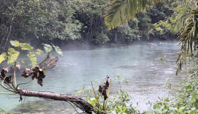 Rio fantasma: inversão térmica cria fumaça sobre Nascente Azul em Bonito 