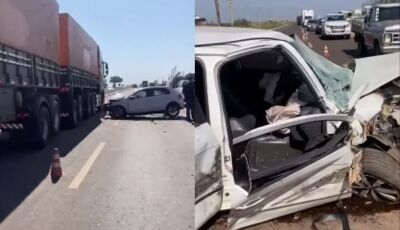 Motorista dorme ao volante e carro colide contra caminhão em MS