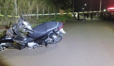 Motociclista morre após atropelar cavalo solto na rua