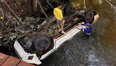 Motorista morre após caminhonete cair em rio