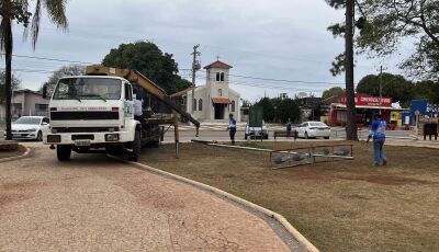 COMEÇOU: Equipes já trabalham na Praça da Liberdade na estrutura do Festival de Inverno de Bonito