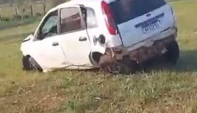 Motorista para embaixo de carro após capotagem e morre na BR-419, em Nioaque