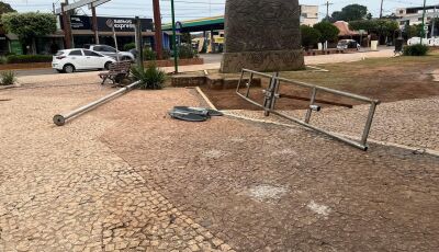 Prefeitura de Bonito realiza manutenção de postes de iluminação da Praça da Liberdade