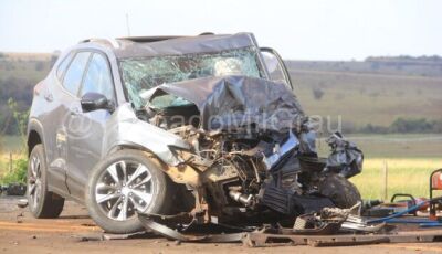 ACIDENTE FATAL: Mulher morre em batida de carro e caminhonete em MS