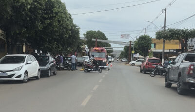 Motociclista fica ferida ao ser atingida por carro, que foge do local