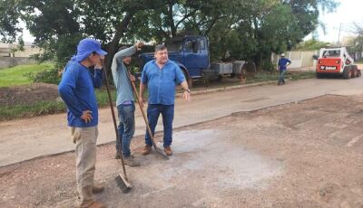 Josmail vistoria obra de tapa-buraco na Rua 15 de Novembro em Bonito