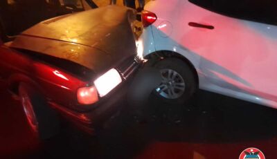 Embriagado, condutor colide em carros estacionados e acaba preso pela GMB.