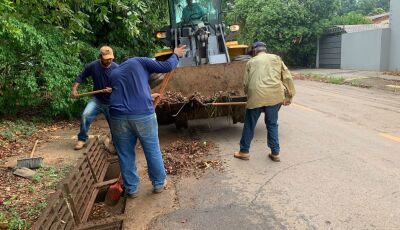 Equipe da Secretaria de Obras realiza limpeza e manutenção de ruas e bocas de lobo em Bonito