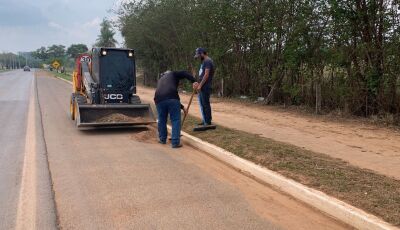 Equipe da Secretaria de Obras realiza limpeza urbana em Bonito