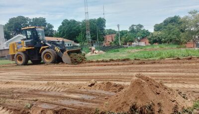 Equipe da prefeitura realiza terraplanagem onde será construída quadra coberta em Águas do Miranda